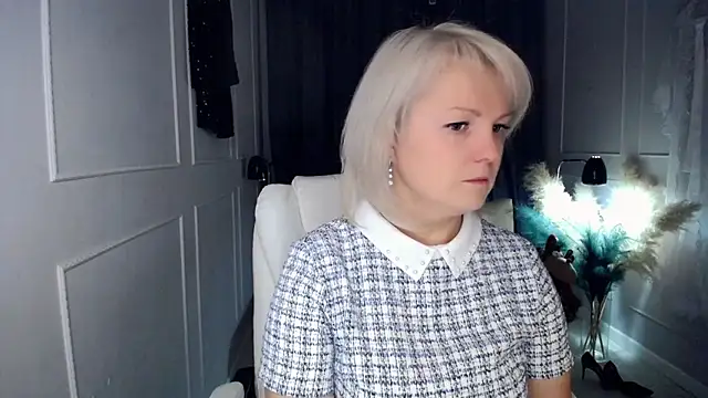 Snapshot of Juarnea chatting on 12-19-25, 12:34 Juarnea online show from 12-19-25, 12:34