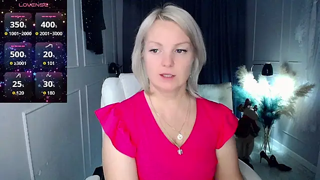 Snapshot of Juarnea chatting on 12-20-25, 11:23 Juarnea online show from 12-20-25, 11:23