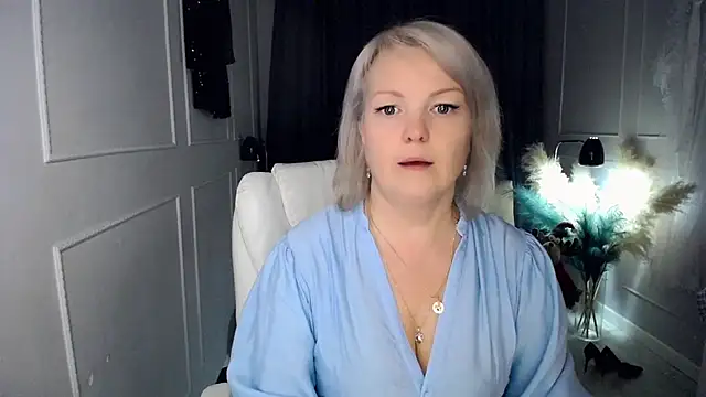 Snapshot of Juarnea chatting on 12-22-25, 12:02 Juarnea online show from 12-22-25, 12:02