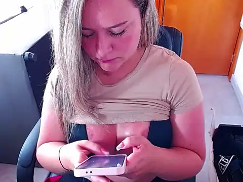 Snapshot of KikaxLove chatting on 03-11-26, 04:13 KikaxLove online show from 03-11-26, 04:13