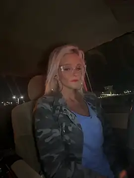 Snapshot of vixendoll87 chatting on 01-18-26, 12:25 vixendoll87 online show from 01-18-26, 12:25