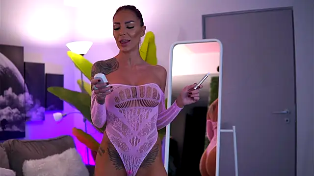 RaquelleVon online show from 11-22-25, 04:33