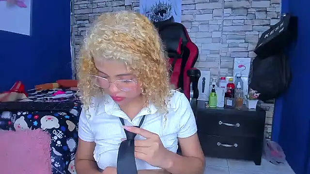 sofiacastillo01 online show from 03-15-25, 10:22