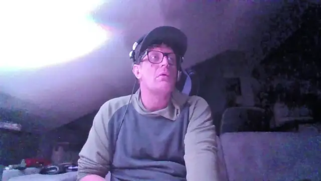 Snapshot of Bigthroaterboy chatting on 10-27-25, 05:11 Bigthroaterboy online show from 10-27-25, 05:11