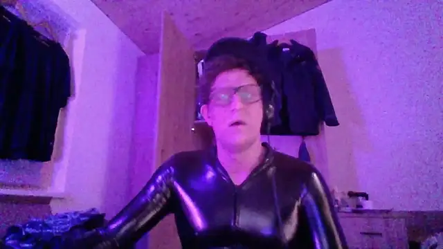 Snapshot of Bigthroaterboy chatting on 11-02-25, 04:09 Bigthroaterboy online show from 11-02-25, 04:09