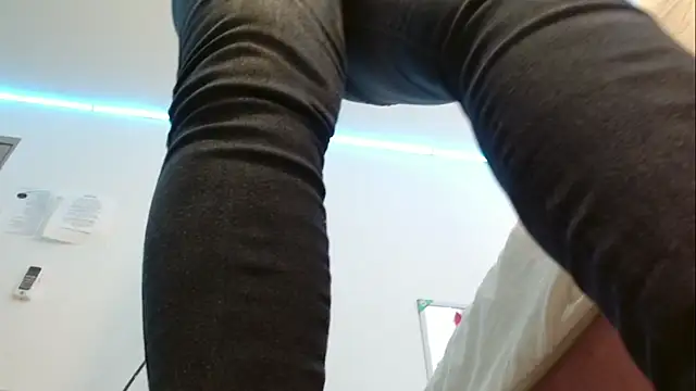 YUSELFI ROSS  online show from 03-19-25, 12:23