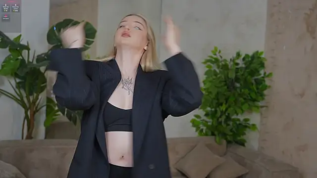 Snapshot of Cassy-Celestial_ chatting on 02-06-25, 03:59 Cassy-Celestial online show from 02-06-25, 03:59