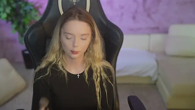 Snapshot of Cassy-Celestial_ chatting on 10-03-25, 04:09 Cassy-Celestial online show from 10-03-25, 04:09