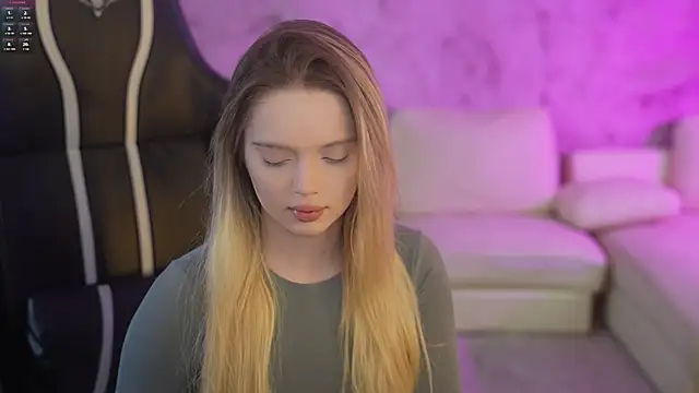 Snapshot of Cassy-Celestial_ chatting on 10-17-25, 04:48 Cassy-Celestial online show from 10-17-25, 04:48