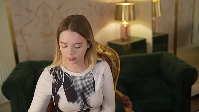 Snapshot of Cassy-Celestial_ chatting on 10-21-25, 04:24 Cassy-Celestial online show from 10-21-25, 04:24