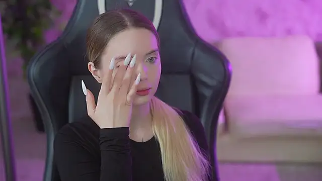 Snapshot of Cassy-Celestial_ chatting on 10-24-25, 04:09 Cassy-Celestial online show from 10-24-25, 04:09