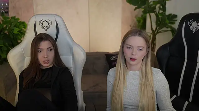 Snapshot of Cassy-Celestial_ chatting on 11-28-25, 08:28 Cassy-Celestial online show from 11-28-25, 08:28