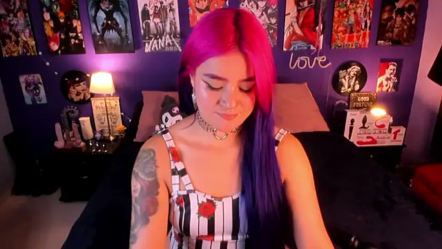 Snapshot of anne_cross chatting on 10-15-25, 02:33 anne cross online show from 10-15-25, 02:33