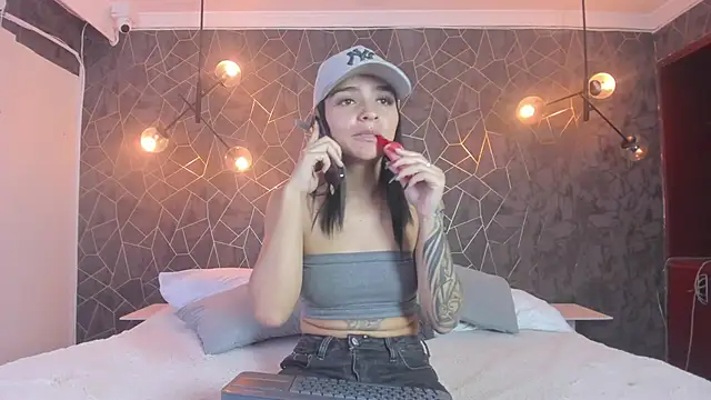 Snapshot of leigh-angels chatting on 12-13-25, 10:37 leigh-angels online show from 12-13-25, 10:37