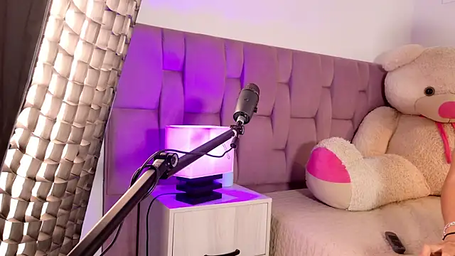 Snapshot of SophiaKarson chatting on 06-15-26, 06:10 SophiaKarson online show from 06-15-26, 06:10