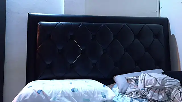 Snapshot of tom_thick chatting on 02-28-26, 12:44 tom thick online show from 02-28-26, 12:44