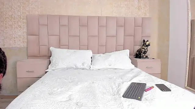 LaurenSnow online show from 01-18-25, 03:16