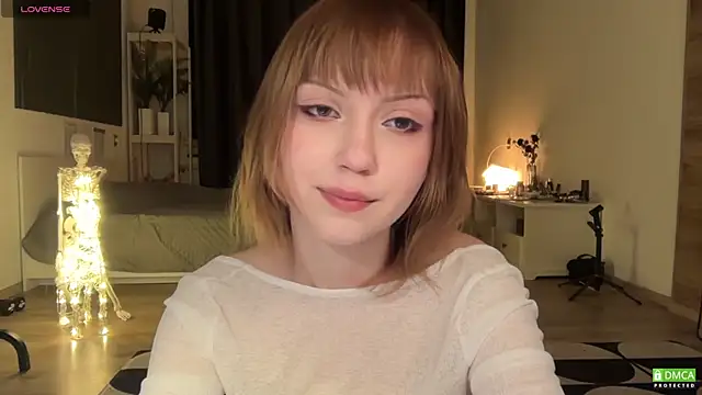 Snapshot of electric_babe chatting on 12-19-25, 02:35 electric babe online show from 12-19-25, 02:35