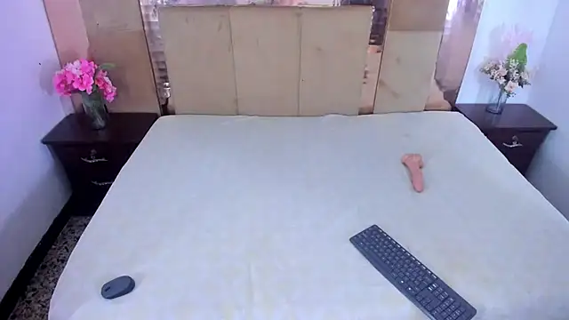 Snapshot of LizBrook chatting on 03-02-25, 03:05 LizBrook online show from 03-02-25, 03:05