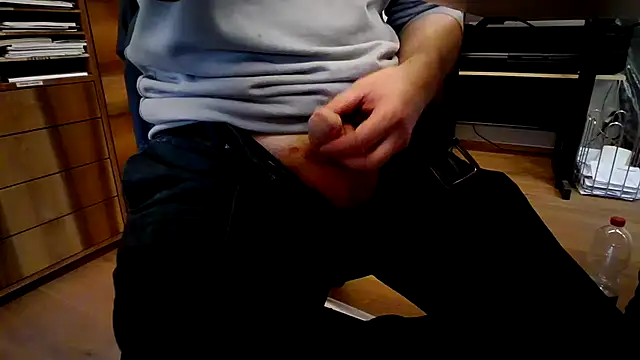 Snapshot of 10_1992 chatting on 02-19-26, 12:56 10 1992 online show from 02-19-26, 12:56