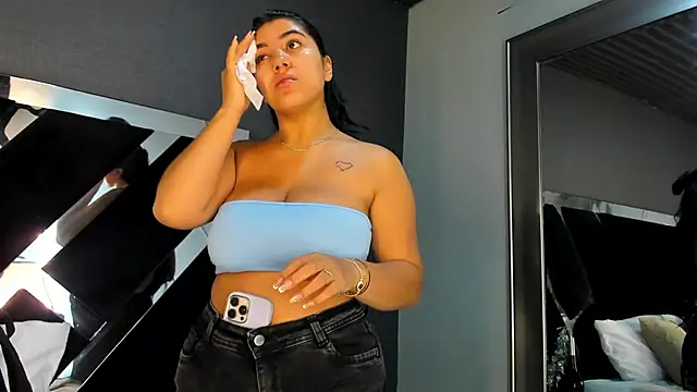 Snapshot of PaulinaDuarte chatting on 11-26-25, 12:17 PaulinaDuarte online show from 11-26-25, 12:17