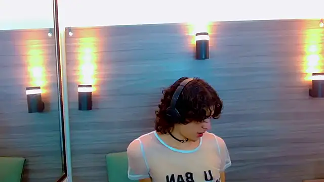 Snapshot of Sr_BonnyEthan chatting on 10-16-25, 02:18 Sr BonnyEthan online show from 10-16-25, 02:18