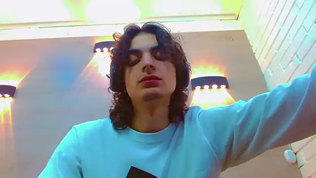 Snapshot of Sr_BonnyEthan chatting on 11-20-25, 01:33 Sr BonnyEthan online show from 11-20-25, 01:33