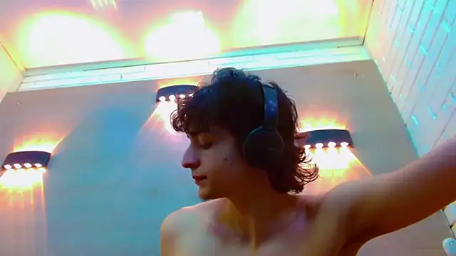 Snapshot of Sr_BonnyEthan chatting on 11-25-25, 01:55 Sr BonnyEthan online show from 11-25-25, 01:55