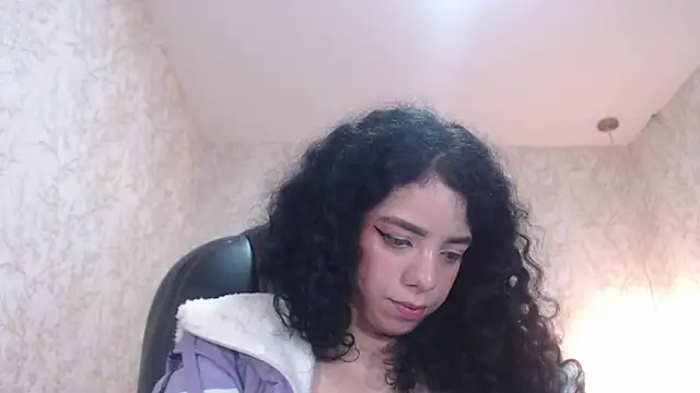 Snapshot of EmmaCowperr chatting on 01-06-25, 11:07 EmmaCowperr online show from 01-06-25, 11:07