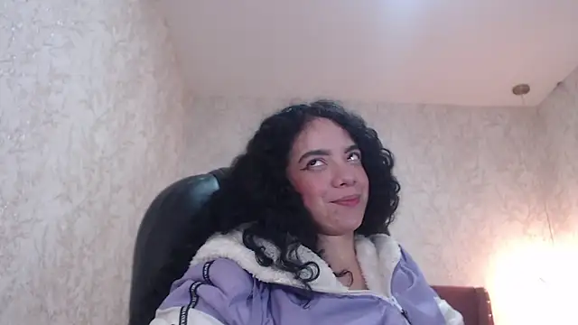 Snapshot of EmmaCowperr chatting on 01-07-25, 12:41 EmmaCowperr online show from 01-07-25, 12:41