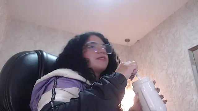 Snapshot of EmmaCowperr chatting on 01-09-25, 10:41 EmmaCowperr online show from 01-09-25, 10:41