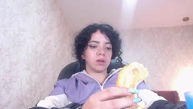 Snapshot of EmmaCowperr chatting on 01-13-25, 05:23 EmmaCowperr online show from 01-13-25, 05:23