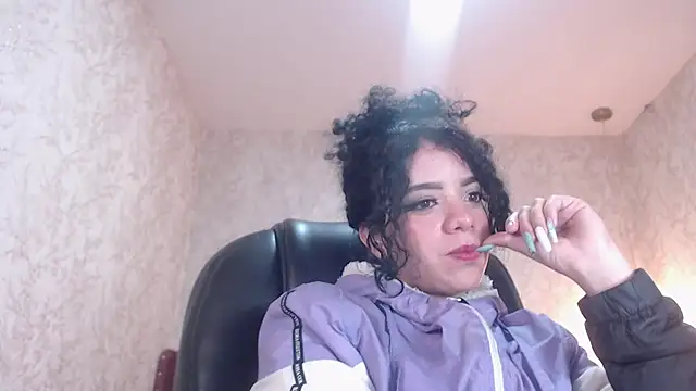 Snapshot of EmmaCowperr chatting on 01-13-25, 11:30 EmmaCowperr online show from 01-13-25, 11:30