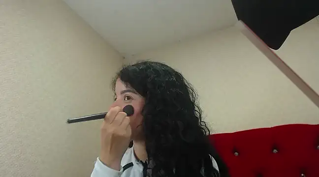 Snapshot of EmmaCowperr chatting on 02-05-25, 12:27 EmmaCowperr online show from 02-05-25, 12:27