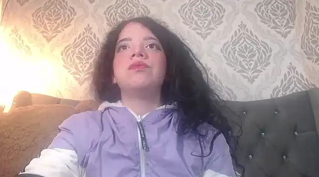 Snapshot of EmmaCowperr chatting on 02-26-25, 01:41 EmmaCowperr online show from 02-26-25, 01:41