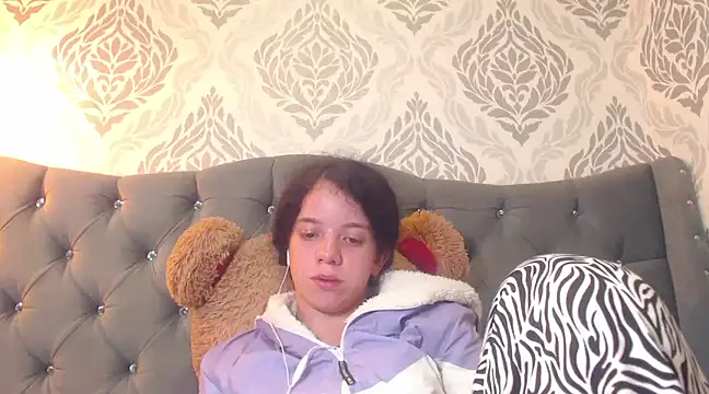 Snapshot of EmmaCowperr chatting on 02-27-25, 07:04 EmmaCowperr online show from 02-27-25, 07:04