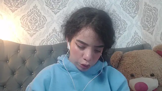 Snapshot of EmmaCowperr chatting on 03-15-25, 11:50 EmmaCowperr online show from 03-15-25, 11:50