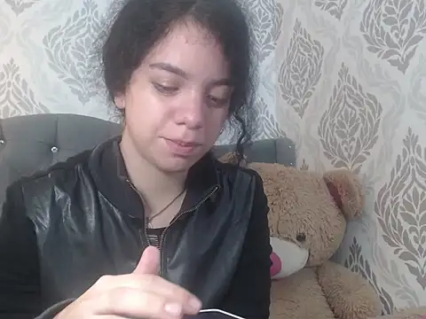 Snapshot of EmmaCowperr chatting on 03-18-25, 11:52 EmmaCowperr online show from 03-18-25, 11:52