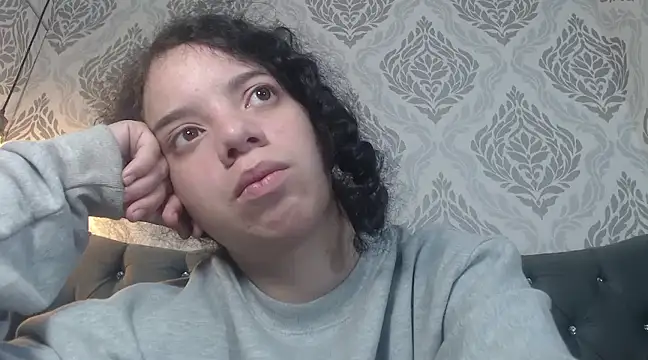 Snapshot of EmmaCowperr chatting on 03-22-25, 11:53 EmmaCowperr online show from 03-22-25, 11:53