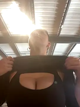 Luccreccia  online show from 10-12-25, 08:24