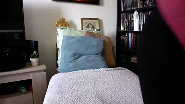 Luccreccia  online show from 10-23-25, 08:46