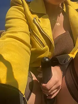 Luccreccia  online show from 11-17-25, 10:54