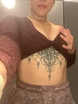 Luccreccia  online show from 11-24-25, 09:09