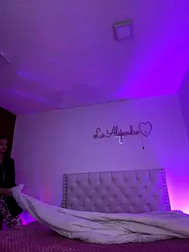 alee lenoxx online show from 12-17-25, 04:29