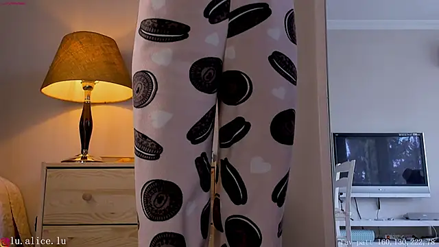 Snapshot of alicelu_ chatting on 03-04-25, 06:37 alicelu online show from 03-04-25, 06:37