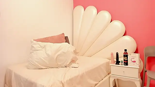 Snapshot of Vicky_Freedom chatting on 02-19-25, 02:55 Vicky Freedom online show from 02-19-25, 02:55