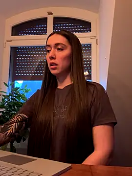 Snapshot of emiliasommer chatting on 11-28-25, 03:47 emiliasommer online show from 11-28-25, 03:47