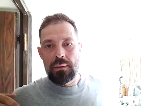 Snapshot of zefside42 chatting on 11-05-25, 11:32 zefside42 online show from 11-05-25, 11:32