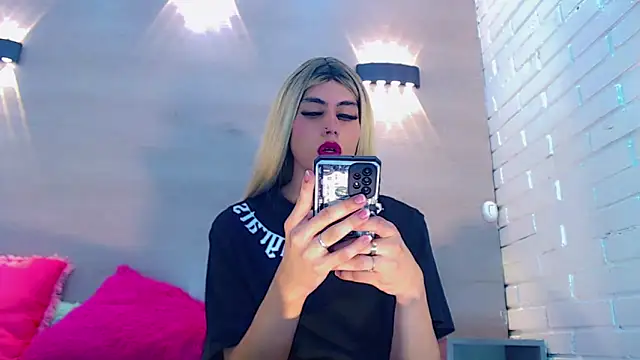 Snapshot of Daniela_Pink_ chatting on 02-13-25, 12:13 Daniela Pink online show from 02-13-25, 12:13