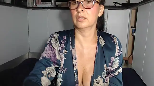 Snapshot of HellenLatin chatting on 06-20-26, 04:26 HellenLatin online show from 06-20-26, 04:26